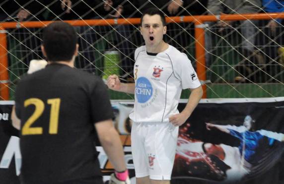A noite era fria em São Luiz Gonzaga, mas o público estava quente no Caldeirão Missioneiro. Eufóricos eles viram a AGSL vencer por 5 a 2 a 

ASSAF e garantir o seu lugar nas quartas de final da Série Ouro.