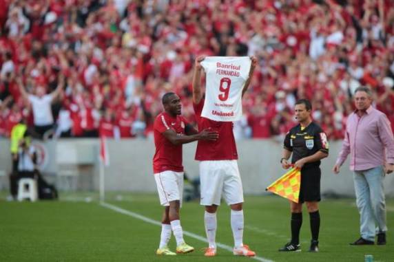 Rafael Moura, D Alessandro, Fabrício e Alex marcaram em um Beira-Rio tomado de emoção pelo eterno 

capitão