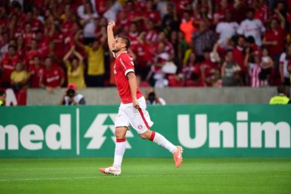 Centroavante marcou de 

cabeça após receber cruzamento de Alan Patrick