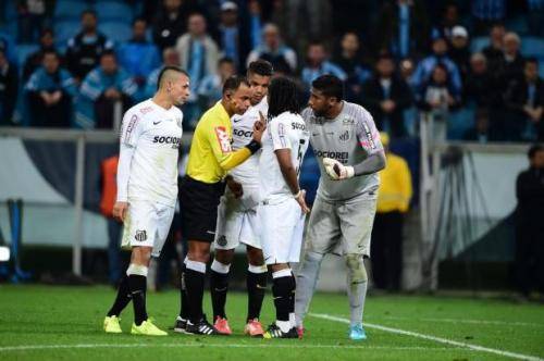 Clube gaúcho será julgado na quarta-feira por injúrias raciais de torcedores contra goleiro santista e corre risco de ser excluído 

da Copa do Brasil