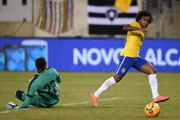 Willian marcou o único gol da partida em troca de passes após cobrança de falta