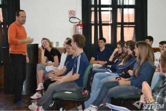 Alunos do Ensino Médio participaram de atividade que destacou que somente o hábito de estudar 

diariamente possibilitará alcançar o sucesso almejado no processo seletivo