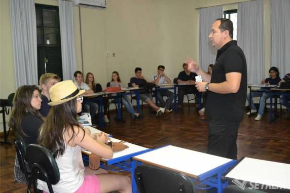 Alunos do Ensino Médio participaram de atividade que destacou que somente o hábito de estudar 

diariamente possibilitará alcançar o sucesso almejado no processo seletivo