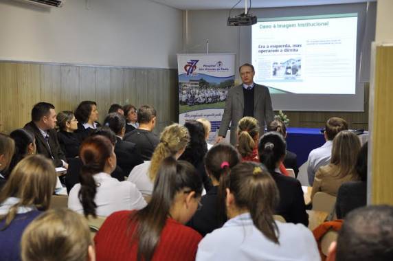 Segundo o palestrante Dr. Antônio Quinto Neto, redução de riscos aos pacientes depende do comportamento de todos