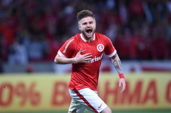 Aránguiz, Sasha e D Alessandro marcaram os gols da vitória sobre os catarinenses