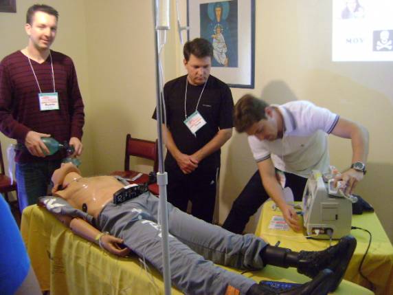 Médicos e enfermeiros aperfeiçoaram suas habilidades no diagnóstico e tratamento de 

parada cardiorrespiratória, entre outras emergências cardiovasculares