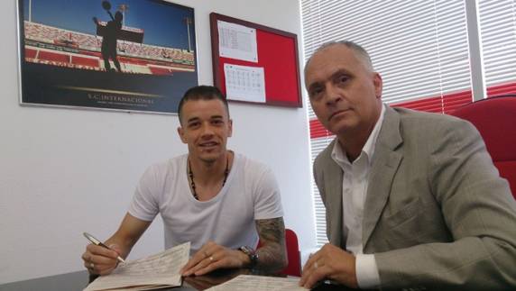 Acordo foi anunciado no site do clube nesta quarta-feira