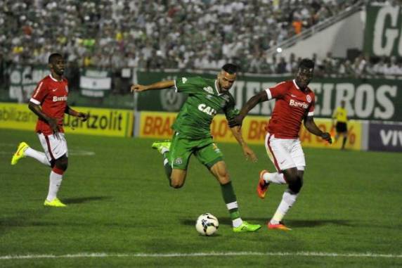 Atuação de má qualidade teve Dida expulso e Rafael Moura no gol