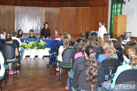 Alunos do Ensino Fundamental foram desafiados a criar partido político, planos de governo e eleger seus candidatos na votação no dia 20