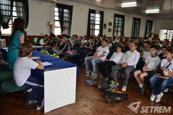 Alunos do Ensino Fundamental foram desafiados a criar partido político, planos de governo e eleger seus candidatos na votação no dia 20