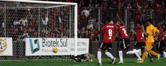 Longe do torcedor, após perder por 2 a 1 no tempo normal, o Xavante venceu o Brasiliense nas 

penalidades por 4 a 3