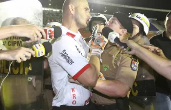 Partida, que teve expulsões dos dois lados, briga e entrada da polícia em campo, termina empatada por 2 a 2 no estádio do Café, que dá classificação aos 

gaúchos