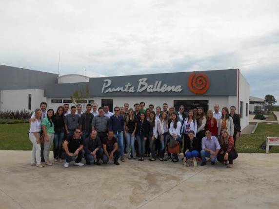 Acadêmicos e professores visitaram a indústria Central Lanera Uruguaya, a fábrica de alfajores Punta Ballena e a Universidad Católica del Uruguay