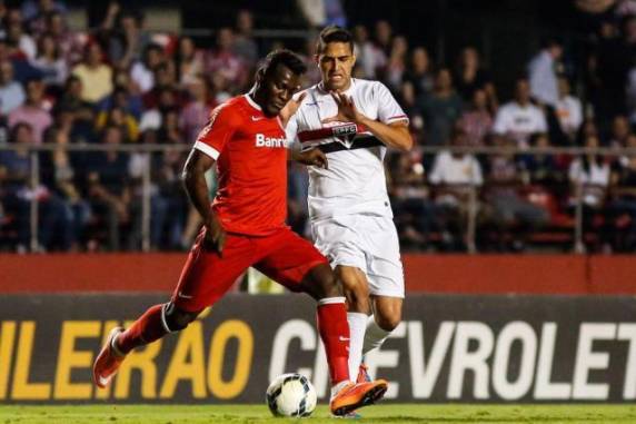 Paulão fez o gol colorado, marcado pela polêmica, no 1 a 1 