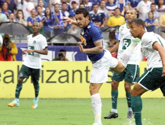 Gols de Ricardo Goulart e Everton Ribeiro, a dupla dinâmica da caminhada do título, dão quarta taça do Brasileiro à Raposa - 

e a segunda consecutiva