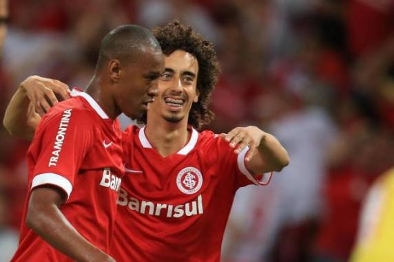 Taiberson, Fabrício e Valdívia marcaram os gols da vitória colorada no Beira-Rio