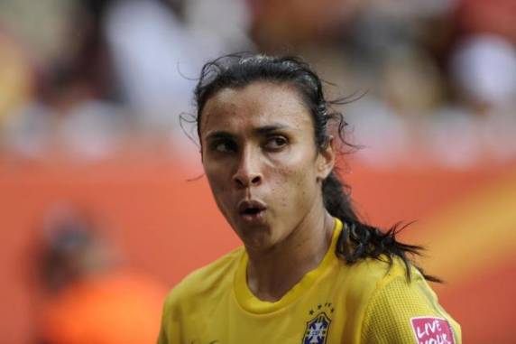 A jogadora da Seleção Brasileira estava com mais três pessoas em sua Audi, quando perdeu o 

controle e saiu da pista. Todos sofreram apenas escoriações leves e estão bem