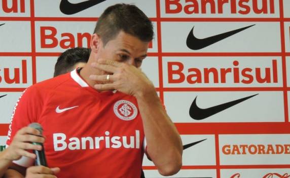 Zagueiro de 39 anos deixa futebol após dez temporadas no Inter 

e participação direta em todos os grandes títulos do clube gaúcho; direção o convida para ser embaixador