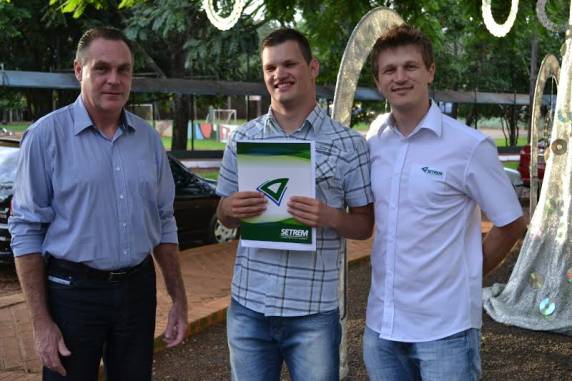 Feliz e emocionado, Vitor Fisner Garcia comemora uma grande vitória em sua vida ao alcançar a 

formação de Técnico em Informática 