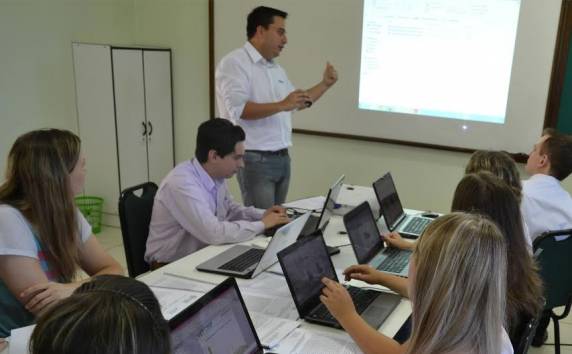 Atividade foi desenvolvida por 

acadêmicos de Administração em 11 municípios da região