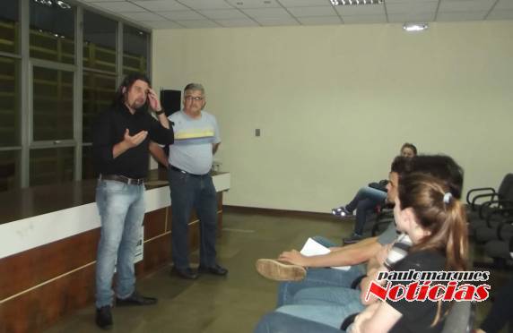 Diante do anúncio do executivo de um corte drástico no repasse, estudantes se mobilizaram nesta terça-feira (16)