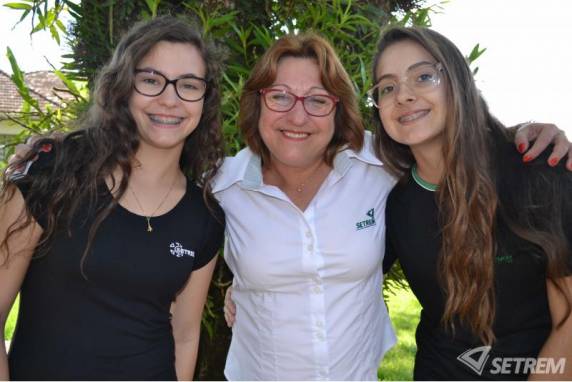 Elas cursam o 8° ano na Sociedade Educacional Três de Maio, SETREM