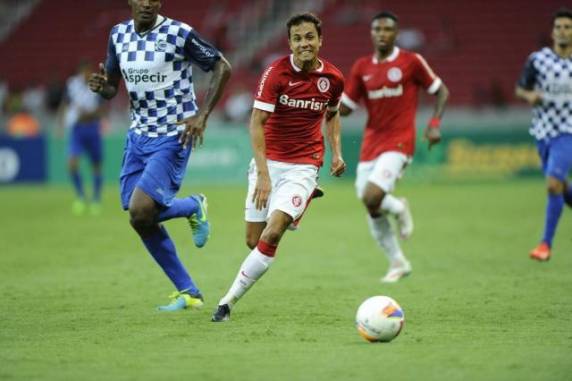 Time de Diego Aguirre abriu vantagem de 3 a 0, mas Rafinha igualou o placar em 4 a 4