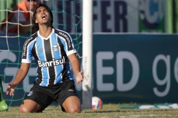 Douglas, de pênalti, e Carlos Alberto, contra, e o boliviano 

marcaram os gols da equipe de Felipão