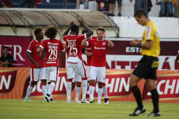Valdívia, nos acréscimos, fez de cabeça o gol da segunda vitória colorada no Gauchão