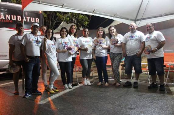 Equipes distribuem preservativos e alertam sobre prevenção