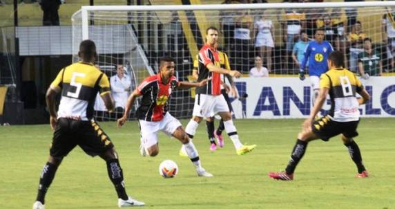 Tigre vence o Joinville e dá alegria ao torcedor triste por 

morte de ex-goleiro