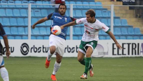 Equipe de Blumenau faz 2 a 1 com gol aos 45 minutos do segundo tempo e chega à terceira colocação; Leão da Ilha tem atuação abaixo e segue sem vencer 

em 2015