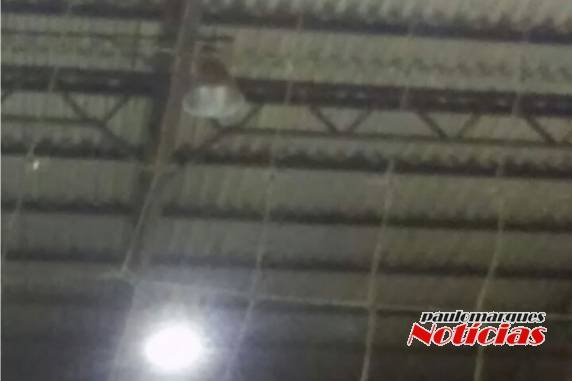 Fraca iluminação é um dos problemas no ginásio