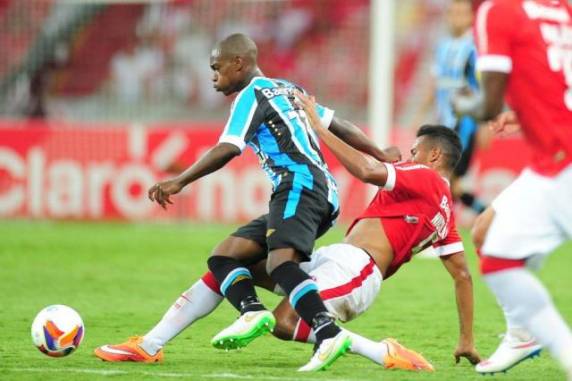 Setor misto da arquibancada, com colorados e gremistas, foi o ponto alto do clássico que ficou no 0 a 0