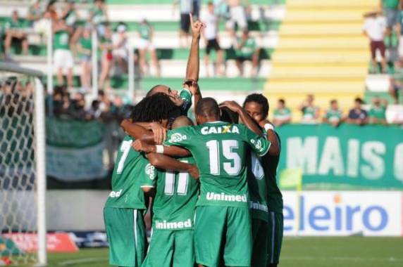 Chapecoense vence Atlético de Ibirama por 3 a 0 e aumenta vantagem na liderança do Catarinense