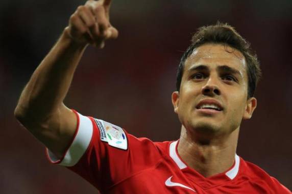 Nilmar acabou com a seca de gols e abriu o placar com 10 minutos de jogo