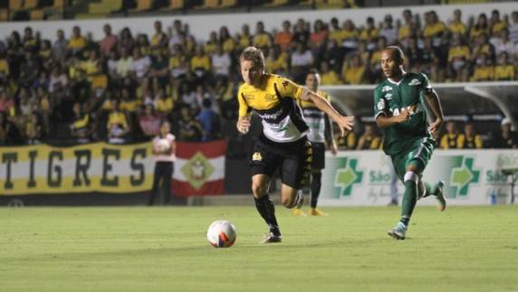 Chape larga na frente em penalidade convertida por Roger, assinalada após falha bisonha, mas Tigre consegue igualdade com Maurinho, depois de pressionar no H.H