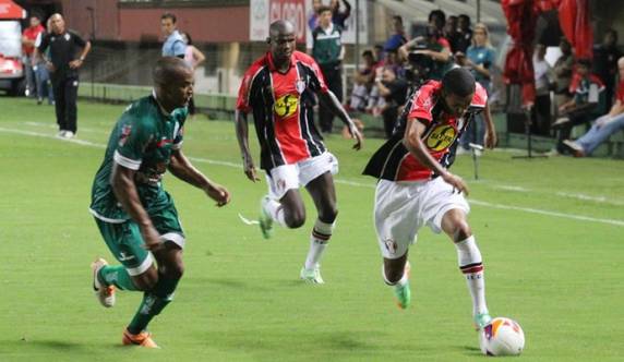 Grupo de Hemerson Maria sofre para bater a equipe de Blumenau por 2 a 1 e assume a liderança do hexagonal do 

Catarinense; Viana e Saci marcam para o time mandante