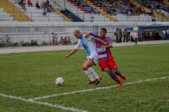 Grupo de Hemerson Maria sofre para bater a equipe de Blumenau por 2 a 1 e assume a liderança do hexagonal do 

Catarinense; Viana e Saci marcam para o time mandante
