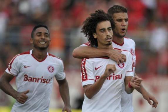 Valdívia, de pênalti, e Taiberson marcaram os gols da partida