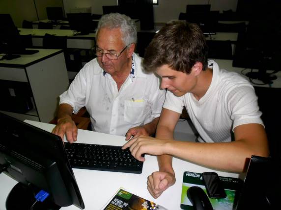 Atividades envolveram mini cursos de informática e outras atividades voluntárias, como manutenção de laboratórios, informatização de bibliotecas, digitação de 

notas e desenvolvimento de sistema para instituições e escolas