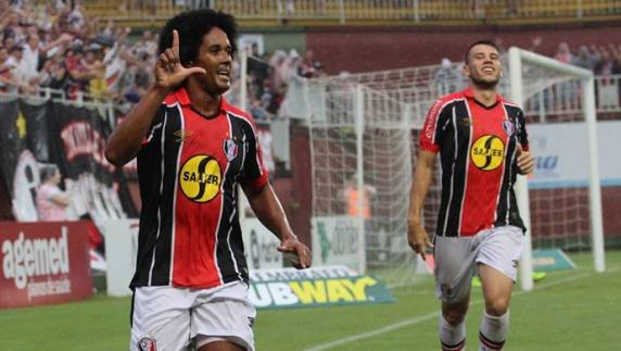 Kempes sai do banco, marca, Joinville bate o Criciúma em casa e dorme líder