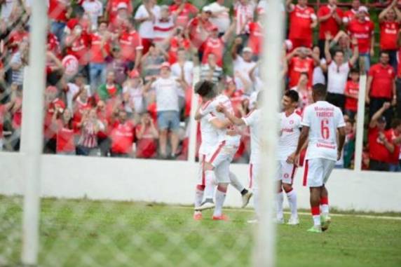 Gol saiu no segundo tempo com Valdívia, em passe do Sasha