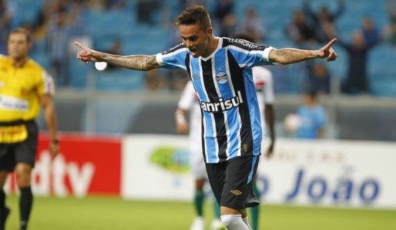 Grêmio soma 29 pontos, contra 28 do vice-líder, o Inter. São Paulo se fechou, mas não resistiu à insistência do Tricolor no segundo tempo