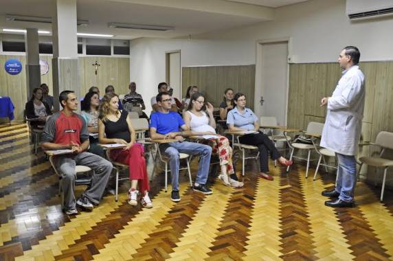 No primeiro encontro os pais tiraram dúvidas 

sobre a gestação e a amamentação