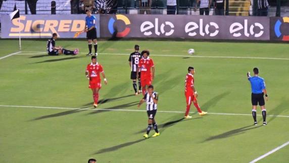 Equipe derrota o time amazonense por 2 a 1 e agora pega o vencedor de Operário-MT e Avaí. No primeiro jogo, em Manaus, placar tinha sido de 2 a 2