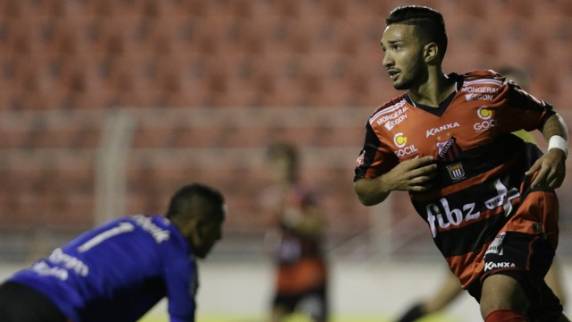 Equipe derrota o time amazonense por 2 a 1 e agora pega o vencedor de Operário-MT e Avaí. No primeiro jogo, em Manaus, placar tinha sido de 2 a 2