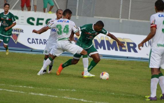 Atacante faz com bola rolando e de pênalti, empata com Vitinho na artilharia, e Verdão do 

Oeste se iguala ao vice-líder; time do Vale praticamente dá adeus às pretensões