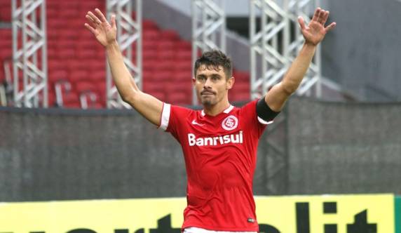 Valdívia e Alex fizeram os gols da vitória após várias chances desperdiçadas