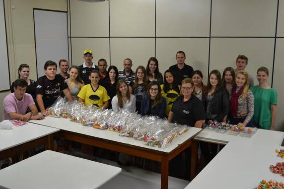 Celebrando o espírito de solidariedade, estudantes se uniram e montaram cestas de Páscoa que foram entregues às crianças do Lar Bom Pastor